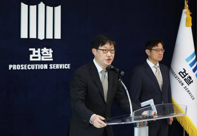 박광현 수원지검 인권보호관이 10일 오전 경기도 수원시 영통구 수원지방검찰청에서 '노동단체 침투 지하조직' 국가보안법 위반 사건 중간수사 결과 브리핑을 하고 있다. 연합뉴스