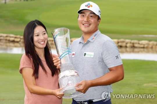 2021년 우승 당시의 이경훈(오른쪽)
[AFP=연합뉴스]