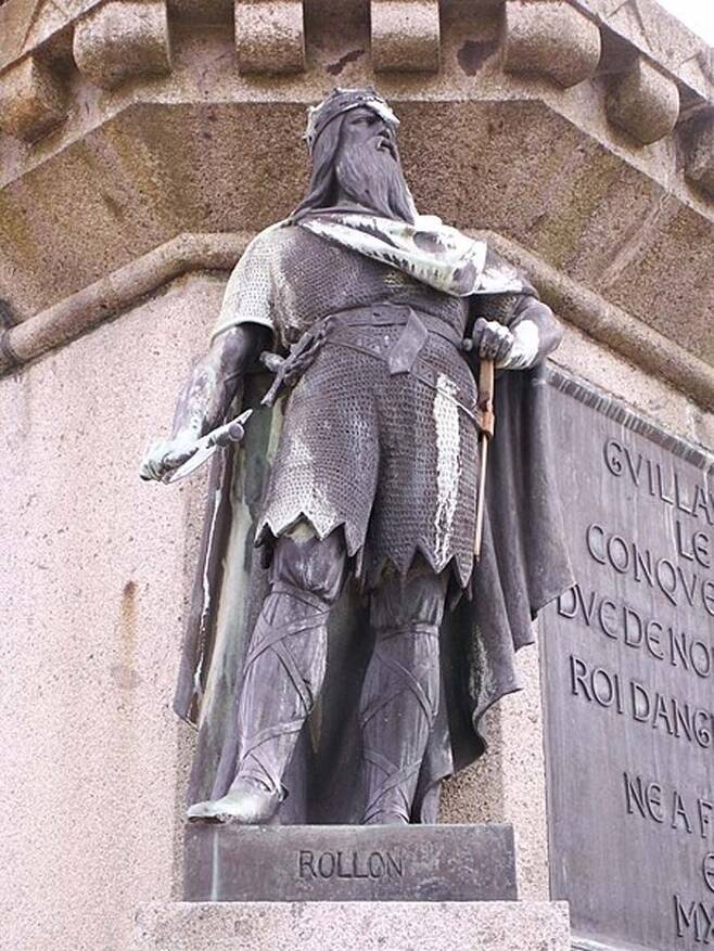 “내가 노르망디의 진정한 주인이라네.”프랑스 노르망디 지역에 있는 바이킹 ‘롤로’의 동상.  <저작권자=Michael Shea>