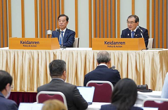 김병준 전국경제인연합회 회장 직무대행(왼쪽)과 도쿠라 마사카즈 게이단렌 회장이 10일 일본 도쿄 게이단렌 회관에서 열린 기자회견에서 한일 미래파트너십 기금 진행 상황에 대해 설명하고 있다.  연합뉴스