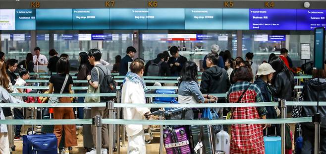 지난달 인천공항 국제선 이용객이 402만명으로 집계됐다. 사진은 사람들로 북적이는 인천공항 1터미널 출국장. /사진=뉴시스