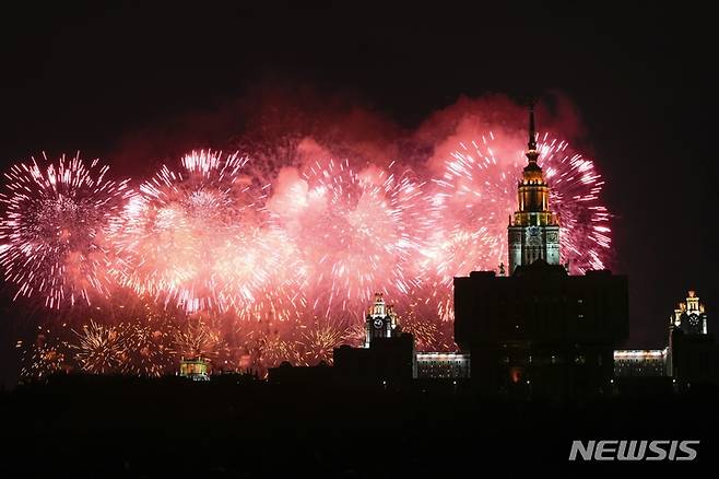 [모스크바=AP/뉴시스] 9일(현지시각) 러시아 모스크바에서 제78주년 전승절 기념 불꽃축제가 열리고 있다. 2023.05.10.