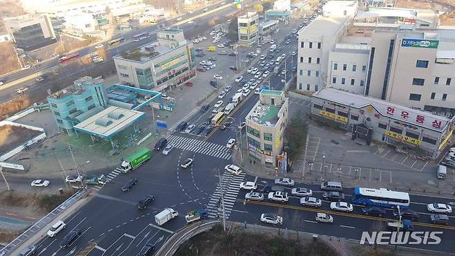 [용인=뉴시스] 지방도 315호선 보라교사거리 일원에 차량이 몰려 교통혼잡을 빚고 있다