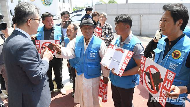 [함평=뉴시스] 변재훈 기자 = 광주전투비행장 함평 저지 범군민대책위원회 대표단이 10일 오전 전남 함평군 함평읍 함평군청에서 '전투비행장 이전 항의 서한'을 전달하고 있다. 2023.05.10. wisdom21@newsis.com