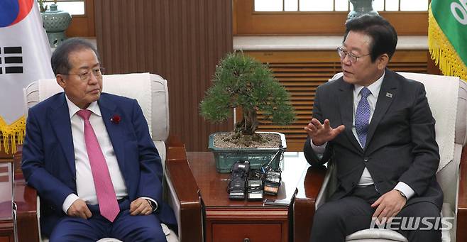 [대구=뉴시스] 이무열 기자 = 이재명 더불어민주당 대표가 10일 오후 대구시청 산격청사를 찾아 홍준표 대구시장과 면담하고 있다. 2023.05.10. lmy@newsis.com
