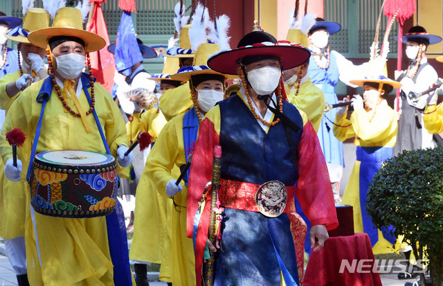 [대구=뉴시스] 경상감영 풍속재연행사가 열린 대구 중구 경상감영공원에서 수문장근무교대의식이 재연되고 있다. 뉴시스DB. 2023.05.10. photo@newsis.com