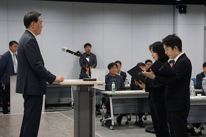 [부산=뉴시스] 부산시설공단 장은경 차장과 오현승 대리(오른쪽)가 10일 오전 박인호 이사장 직무대행(왼쪽)앞에서 직원대표로 결의문을 낭독하고 있다. (사진=부산시설공단 제공) *재판매 및 DB 금지