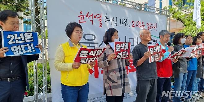 [울산=뉴시스] 박수지 기자 = 울산지역 48개 제정당·노동·시민·사회단체는 윤석열 대통령 취임 1주년인 10일 울산시청 앞에서 정권 규탄 시국선언을 하고 있다. 2023.05.10. parksj@newsis.com