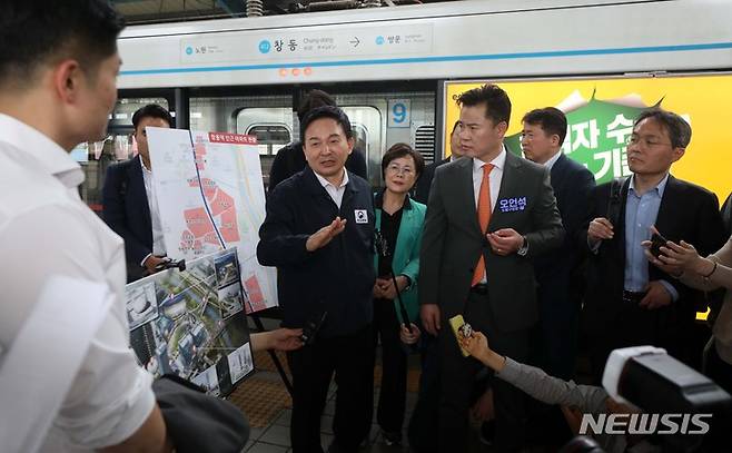 [서울=뉴시스] 김선웅 기자 = 원희룡 국토교통부 장관이 10일 서울 도봉구 창동아우르네에서 열린 GTX-C 창동역 주민간담회를 마친 후 창동역사에 방문해 관계자로부터 설명을 듣고 있다. 2023.05.10. mangusta@newsis.com