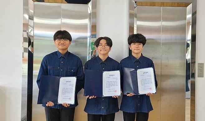 [거창=뉴시스] 거창승강기고 이상진(2학년 좌측) 쌍둥이 우진 호진(1학년)형제가 장학증서를 들고 있다. *재판매 및 DB 금지 *재판매 및 DB 금지