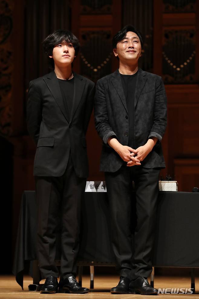 [서울=뉴시스] 박진희 기자 = 피아니스트 임윤찬과 스승인 손민수 교수가 지난해 6월30일 서울 서초구 한예종 서초동캠퍼스 이강숙홀에서 기자간담회를 하고 있다. 임윤찬은 지난 18일 미국 반 클라이번 국제 피아노 콩쿠르에서 역사상 최연소로 우승했다. 2022.06.30. pak7130@newsis.com