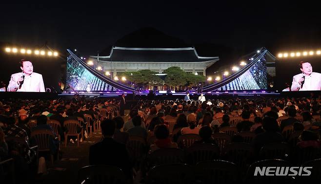 [서울=뉴시스] 홍효식 기자 = 윤석열 대통령이 10일 청와대 대정원에서 열린 '청와대 개방 1주년 기념 특별음악회'에서 발언하고 있다. (대통령실통신사진기자단) 2023.05.10. yesphoto@newsis.com