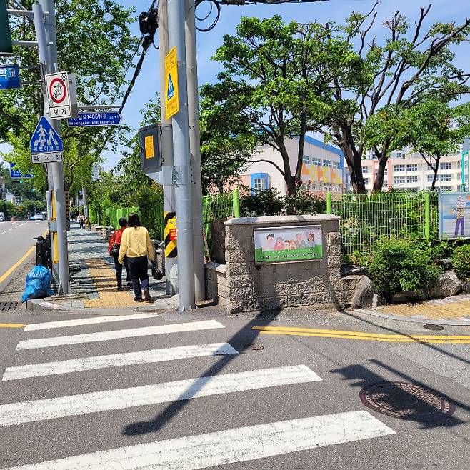 하단초 담장. 전봇대 안 담장을 허물어 통학로를 넓히고 시야를 확보할 계획이다/부산시교육청 제공