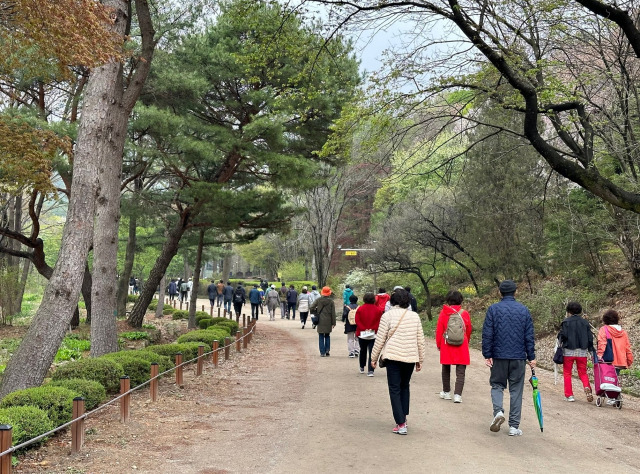 관악수목원을 산책중인 시민들. 사진 제공 = 안양시