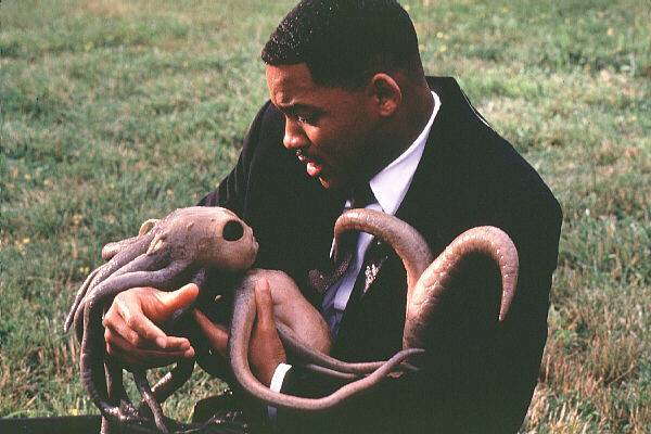 지구에 숨어 사는 외계인들을 미국 정부의 특수 기관이 관리한다는 내용을 다룬 영화 ‘맨인블랙'의 한 장면.