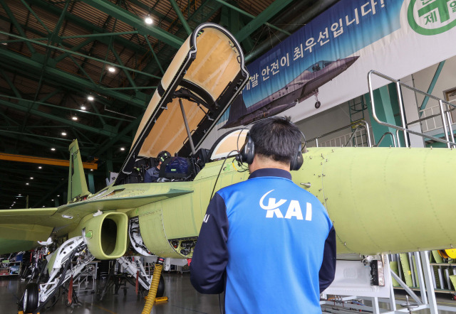 9일 경남 사천 한국항공우주산업(KAI) 본사 고정익동에서 KAI 직원들이 TA-50을 점검하고 있다. 사천=사진공동취재단