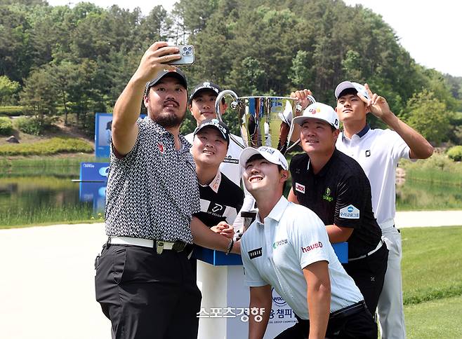 정찬민(왼쪽), 임성재(오른쪽 두 번째) 등 KPGA 코리안투어 우리금융 챔피언십에 출전하는 주요 선수들이 10일 공식 포토콜 행사에서 우승컵을 두고 기념촬영 하고 있다. ｜KPGA 제공