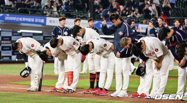 롯데 선수단이 9일 사직 두산전 패배 후 팬들에게 인사하고 있다.