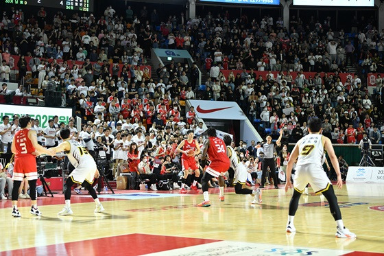 서울 SK(빨간색 유니폼)와 창원 LG의 플레이오프 4강전. 만원 관중이 눈에 띈다. /사진=KBL 제공