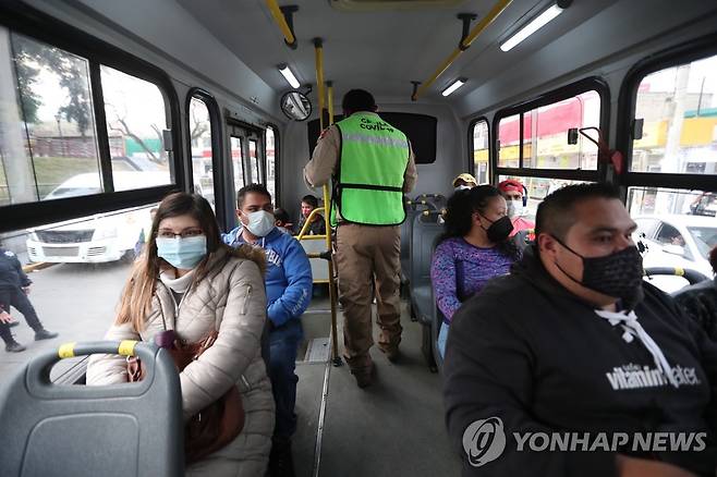 지난해 1월 버스에서 마스크 착용한 멕시코 주민들 [EPA 연합뉴스 자료사진. 재판매 및 DB 금지]