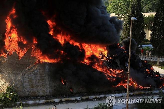 파키스탄 곳곳서 칸 전 총리 체포에 항의하는 폭력 시위 잇따라 [EPA=연합뉴스. 재판매 및 DB 금지]