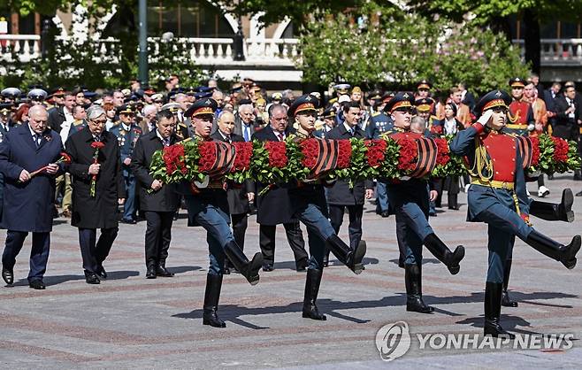 열병식과 푸틴 대통령(가운데 왼쪽) [EPA 연합뉴스]