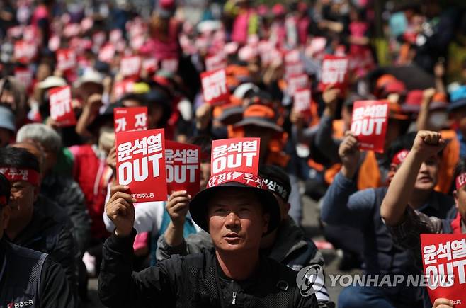 윤석열 대통령 퇴진 촉구 집회 (서울=연합뉴스) 신준희 기자 = 10일 삼각지역 인근에서 열린 민주노총 결의대회에서 조합원들이 윤석열 대통령 퇴진을 요구하고 있다. 2023.5.10 hama@yna.co.kr