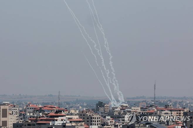 가자지구에서 이스라엘을 향해 발사된 로켓포탄의 궤적. [로이터 연합뉴스 자료사진. 재판매 및 DB 금지]