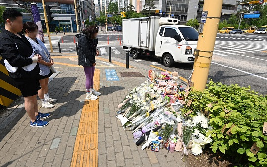 11일 경기도 수원시 권선구의 한 사거리에 전날 어리이보호구역(스쿨존)에서 시내버스에 치여 숨진 초등학생을 추모하는 추모 물품들이 놓여 있다. 사진=뉴시스