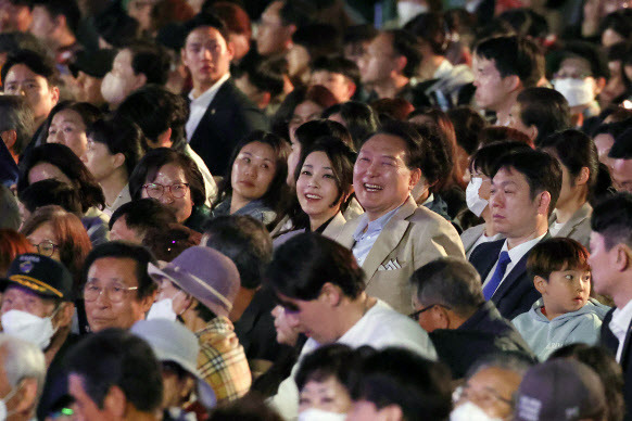 윤석열 대통령과 김건희 여사가 10일 청와대 대정원에서 열린 청와대 개방 1주년 기념 특별음악회 ‘청춘, 청와대의 봄’ 공연을 관람하고 있다(사진=대통령실 제공).