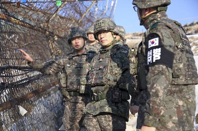 박정환 육군참모총장이 철책선을 따라 이동하며 GOP 경계작전태세를 점검하고 있다. (사진=육군)