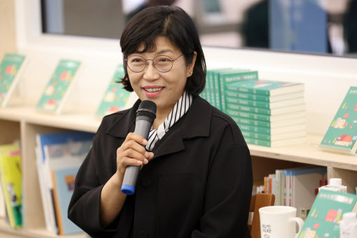 정지아 작가가 지난 4월 27일경남 양산시 하북면 평산책방에서 오픈 기념 강연(정지아 작가와의 만남)에서 인사말하고 있다(사진=연합뉴스).