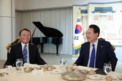 윤석열 대통령이 11일 오후 서울 용산구 한남동 관저에서 한국을 방문한 아소 다로 일본 자민당 부총재와 만찬을 하고 있다. (사진=연합뉴스)