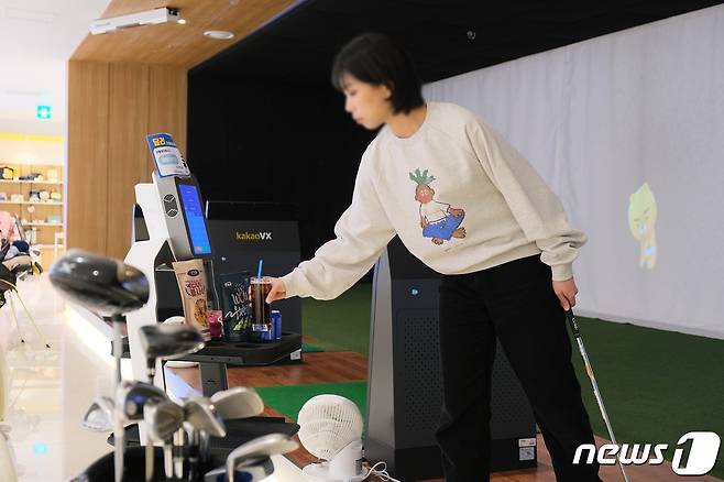 서울 시내 한 골프장 이용자가 서빙로봇을 통해 음료를 전달 받고 있다. (사진제공 = 우아한형제들)