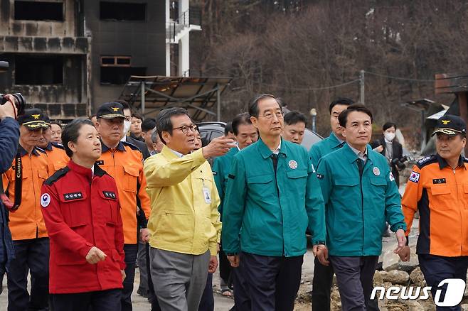 한덕수 국무총리와 남성현 산림청장 등이 16일 강릉시 저동 산불피해 현장을 찾아 피해상황과 복구계획을 점검하고 있다. (산림청 제공) 2023.4.16/뉴스1 ⓒ News1 신웅수 기자