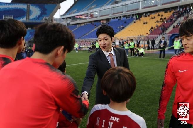 한국 선수들을 격려하는 박지성(대한축구협회 제공)