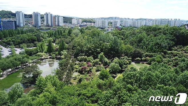 경기도 오산시 도심 한가운데 위치한 물향기수목원(사진)의 초미세먼지 저감효과가 우수한 것으로 조사됐다.(경기도 제공)