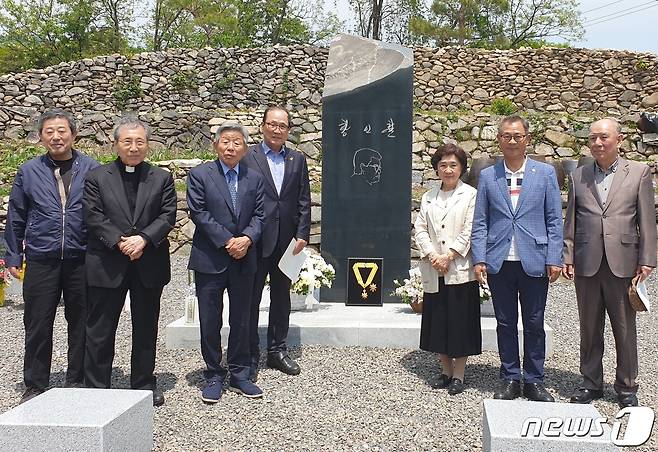 10일 대전 유성구 세동 고(故) 황인철 변호사 생가터에서 열린 기림비 제막식에 참석한 함세웅 신부(왼쪽 두 번째), 유인태 전 국회의원(〃 세 번째) 등이 기념촬영을 하고 있다. (개혁연대민생행동 제공) /뉴스1