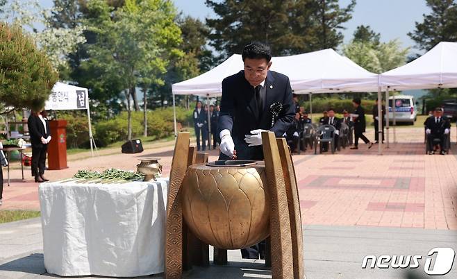 이응우 계룡시장이 엄사면 충령탑에서 위패봉안식을 거행하고 있다. (계룡시 제공) /뉴스1