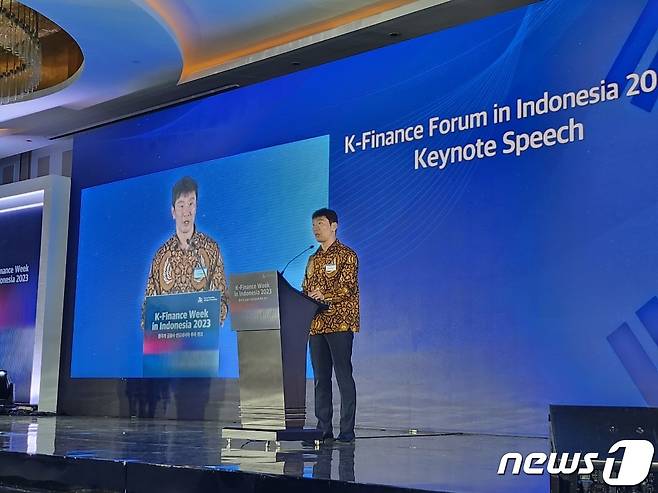 이복현 금융감독원장이 11일 인도네시아 자카르타에서 열린 'K-Finance Week In Indonesia 2023'에 참석해 기조연설을 하고 있다./뉴스1 ⓒ News1 서상혁 기자