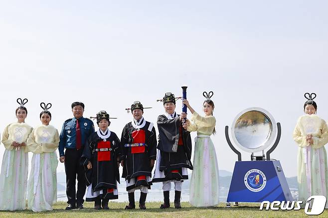 200만 전남도민이 화합하는 '제62회 전라남도 체육대회'의 시작을 알리는 성화가 11일 오전 9시 완도군 장도 청해진 유적지에서 채화됐다. (완도군 제공)/뉴스1