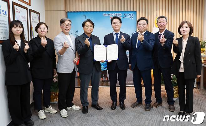 전북 고창군과 한국PD연합회가 고창지역 브랜드 가치 강화와 공동 우호 증진을 위해 맞손을 잡았다.(고창군 제공)2023.5.11/뉴스1