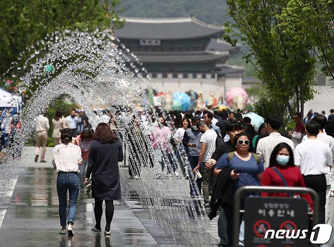 낮 기온이 25도를 웃도는 초여름 날씨를 보인 10일 서울 광화문광장에서 시민들이 여유를 즐기고 있다. 2023.5.10/뉴스1 ⓒ News1 김민지 기자