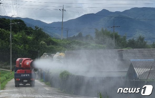 경남도 축산농가 긴급 방역 차량이 도내 한 축산 농가에 소독약을 살포하고 있다.(경남도 제공)