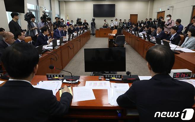 백혜련 국회 정무위원장이 11일 오후 서울 여의도 국회에서 열린 정무위원회 전체회의를 주재하고 있다. 2023.5.11/뉴스1 ⓒ News1 ,송원영 기자