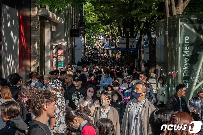 9일(현지시간) ‘도쿄의 샹젤리제’인 오모테산도 거리에 쇼핑객이 인산인해를 이루고 있다. ⓒ AFP=뉴스1 ⓒ News1 우동명 기자