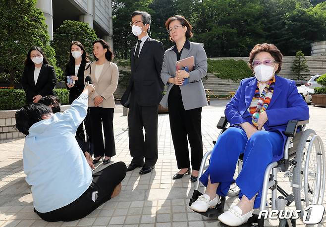 위안부 피해자 이용수 할머니(오른쪽)와 일본인 야마모토 세이타 변호사(오른쪽 세번째)가 11일 오후 서초구 서울고등법원에서 열린 위안부 피해 할머니 일본 정부 상대 손해배상 소송 공판에 출석하며 취재진 질문에 답하고 있다. 2023.5.11/뉴스1 ⓒ News1 박세연 기자