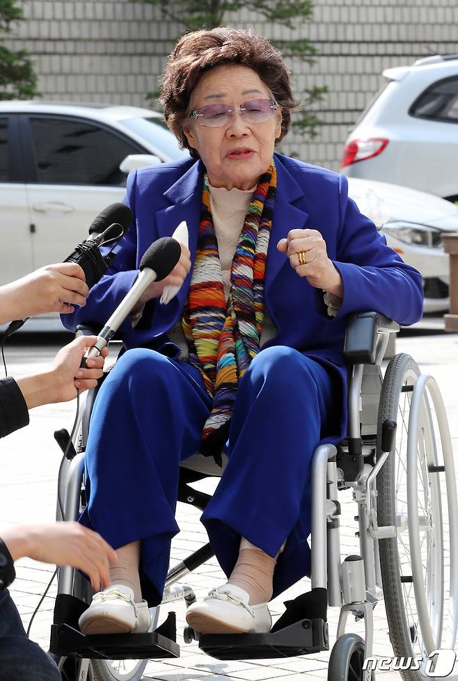 위안부 피해자 이용수 할머니가 11일 오후 서초구 서울고등법원에서 열린 위안부 피해자 일본 정부 상대 손해배상 소송 공판에 출석하며 취재진 질문에 답하고 있다. 2023.5.11/뉴스1 ⓒ News1 박세연 기자