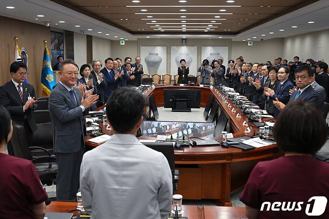 윤석열 대통령이 11일 서울 용산 대통령실 청사에서 열린 코로나19 중앙재난안전대책본부 회의에서 의료진에게 박수를 보내고 있다.(대통령실 제공) 2023.5.11/뉴스1 ⓒ News1 오대일 기자