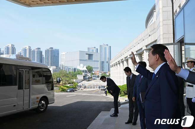 윤석열 대통령이 11일 서울 용산 대통령실 청사에서 열린 코로나19 중앙재난안전대책본부 회의를 마친 후 의료진을 배웅하고 있다. (대통령실 제공) 2023.5.11/뉴스1 ⓒ News1 오대일 기자